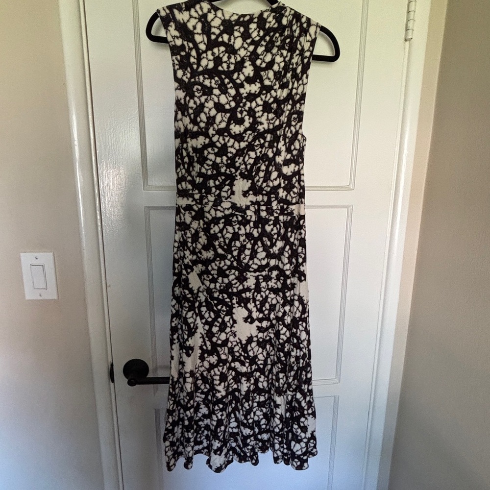 Elegant Black and White Sleeveless Dress